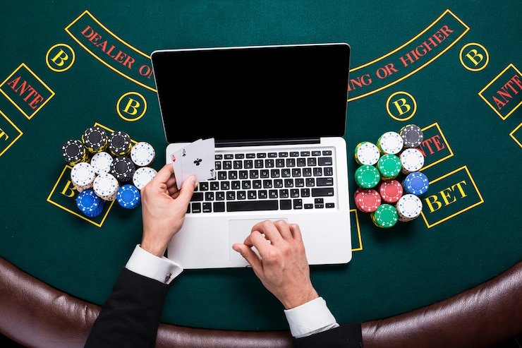 Mesin slot berwarna-warni dengan tampilan digital yang menarik dan permainan interaktif